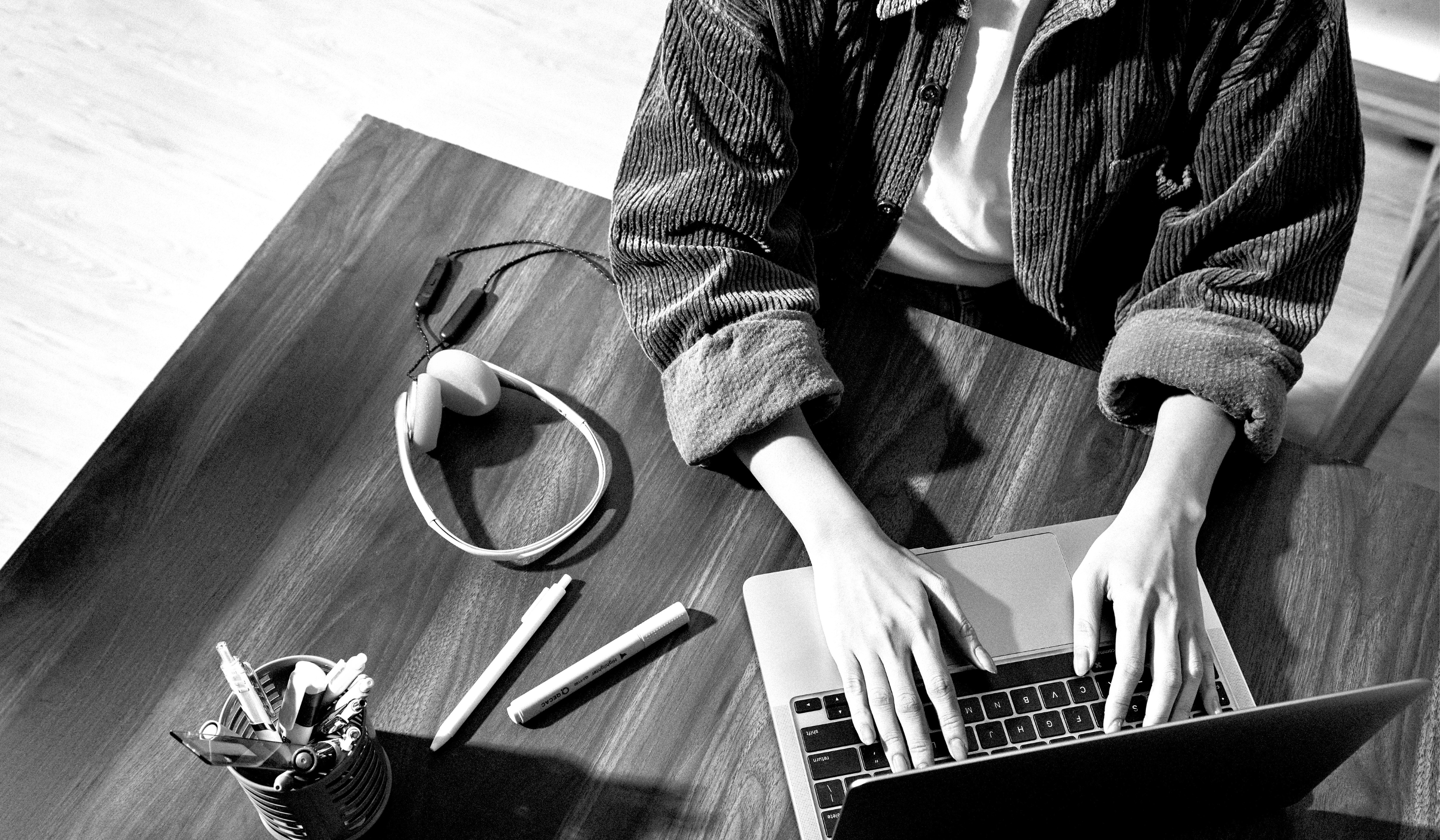  Illustration of a marketer brainstorming ideas with AI tools on a laptop — symbolising the balance between human creativity and artificial intelligence in modern marketing